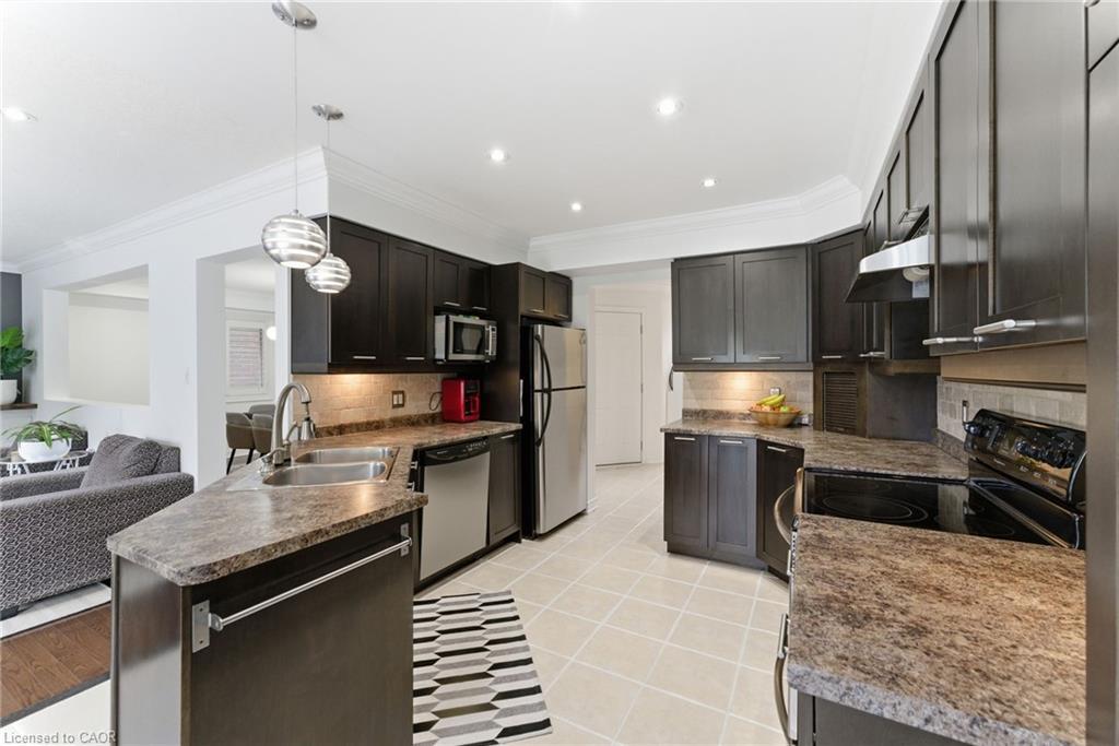 198 Springvalley Crescent, Hamilton, ON - Indoor Photo Showing Kitchen With Double Sink