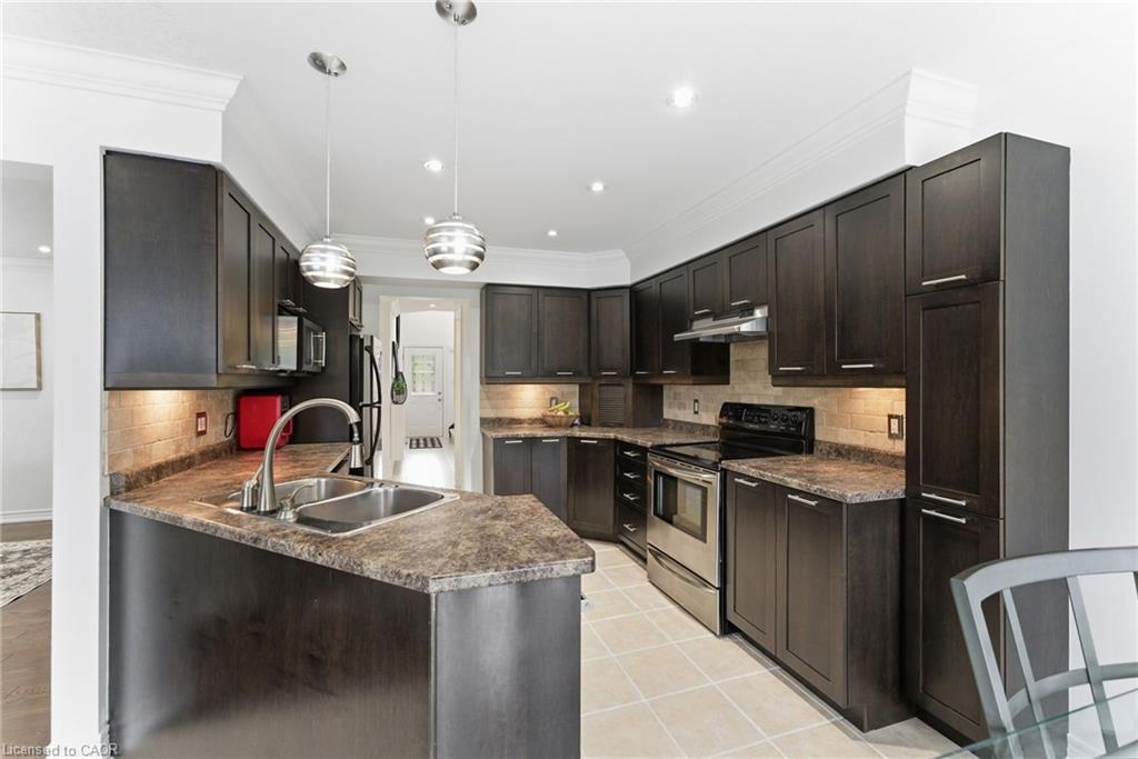 198 Springvalley Crescent, Hamilton, ON - Indoor Photo Showing Kitchen With Double Sink With Upgraded Kitchen