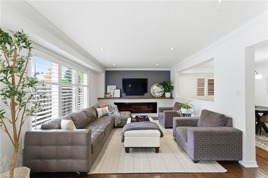 198 Springvalley Crescent, Hamilton, ON - Indoor Photo Showing Living Room