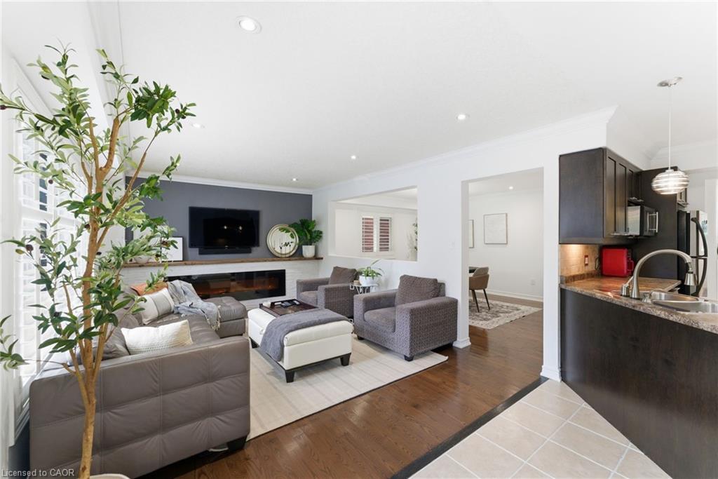 198 Springvalley Crescent, Hamilton, ON - Indoor Photo Showing Living Room
