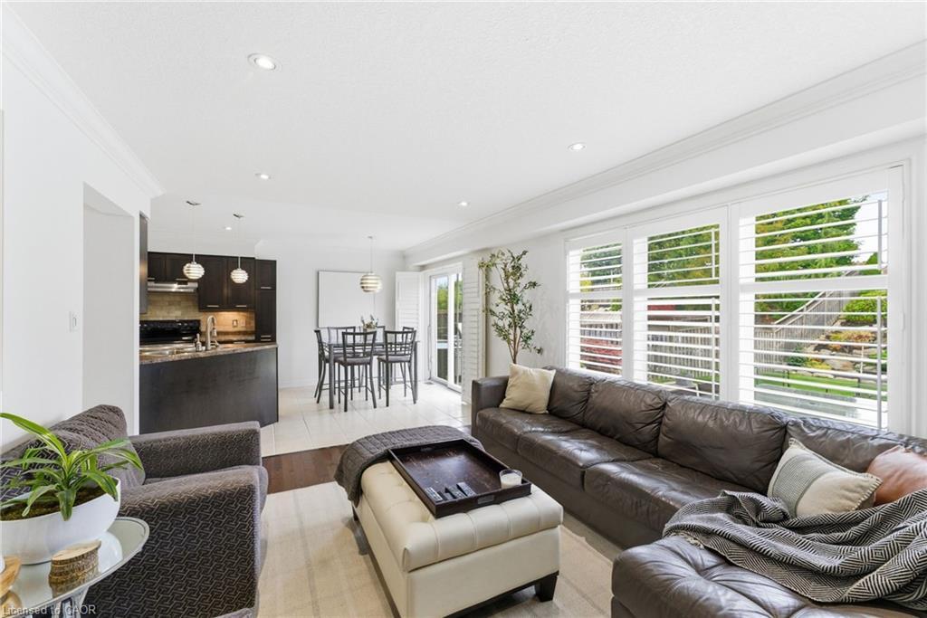 198 Springvalley Crescent, Hamilton, ON - Indoor Photo Showing Living Room