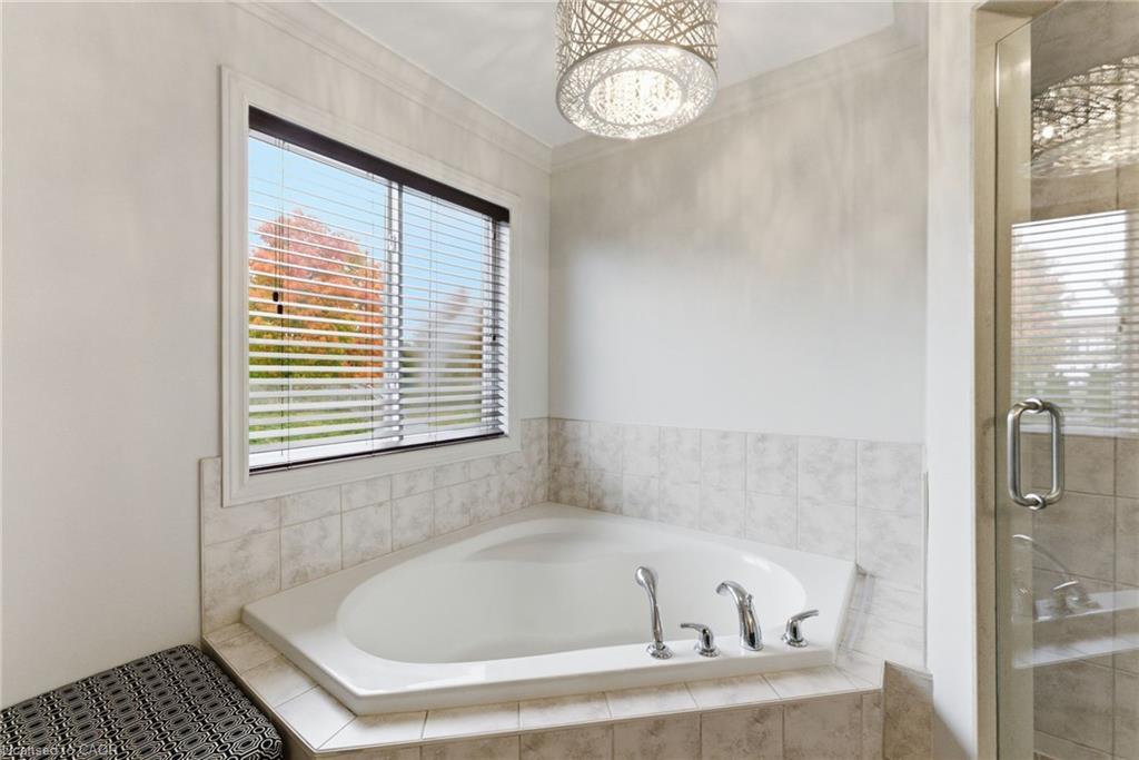 198 Springvalley Crescent, Hamilton, ON - Indoor Photo Showing Bathroom