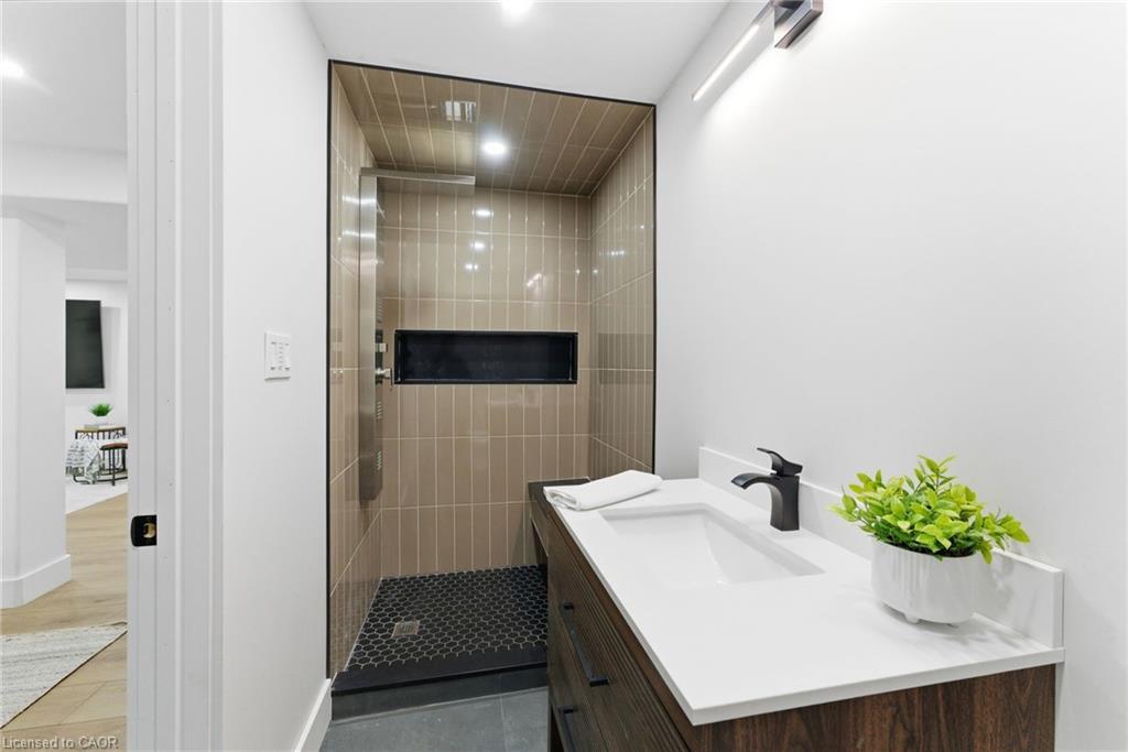 198 Springvalley Crescent, Hamilton, ON - Indoor Photo Showing Bathroom