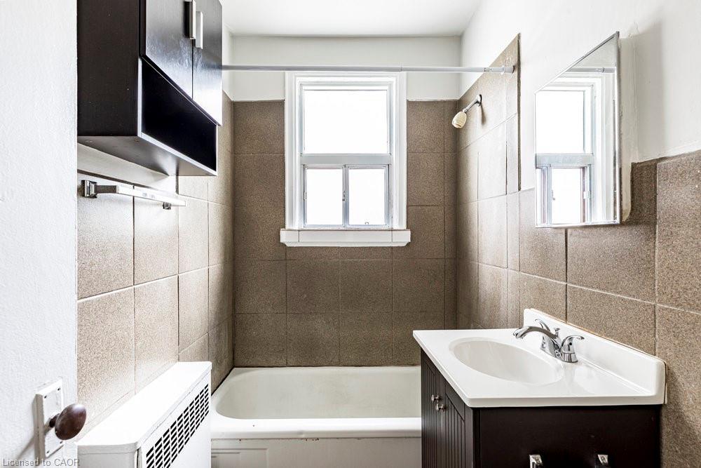 404-118 St. Joseph'S Drive, Hamilton, ON - Indoor Photo Showing Bathroom