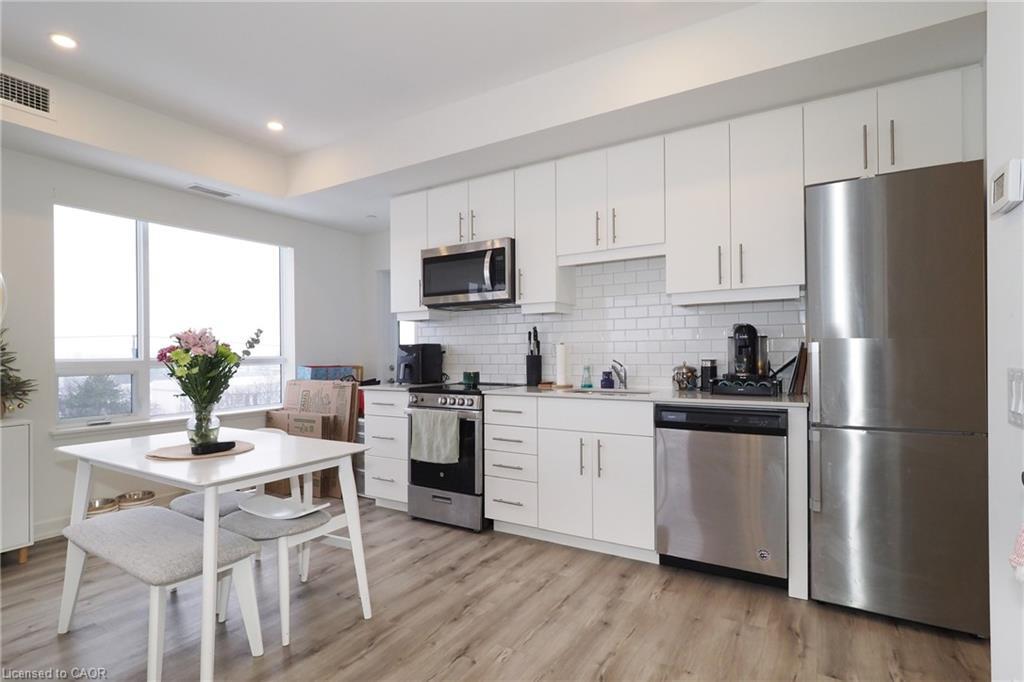 415-247 Northfield Drive E, Waterloo, ON - Indoor Photo Showing Kitchen With Upgraded Kitchen