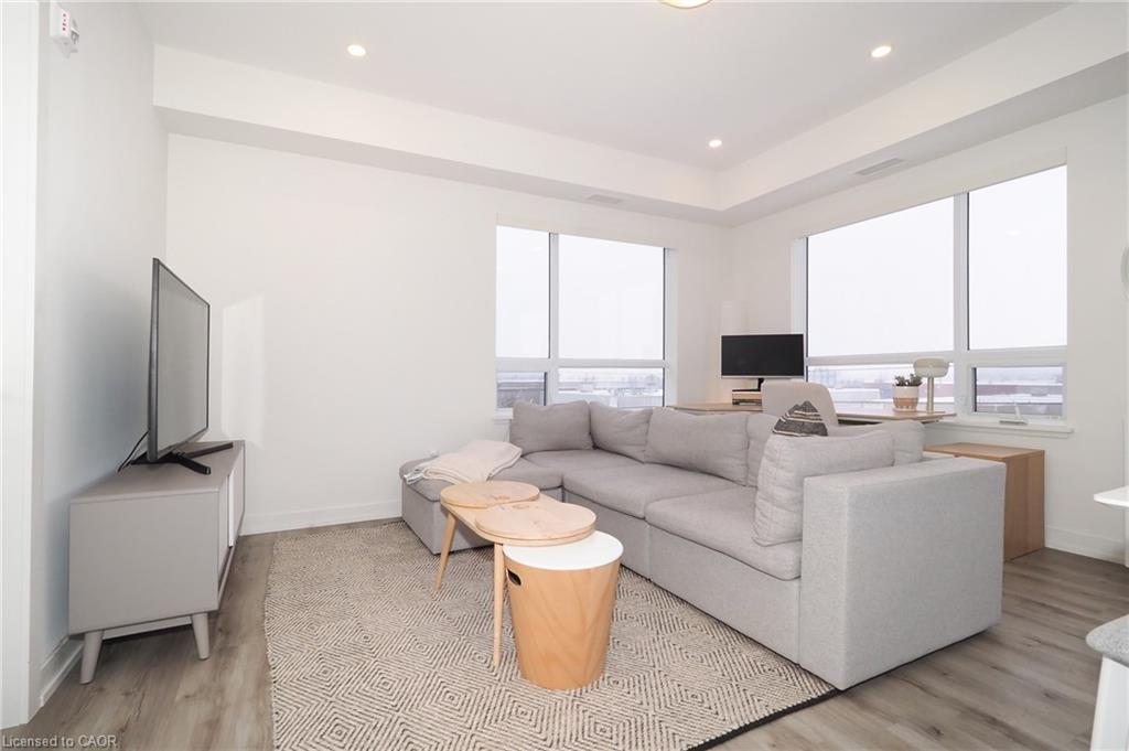415-247 Northfield Drive E, Waterloo, ON - Indoor Photo Showing Living Room