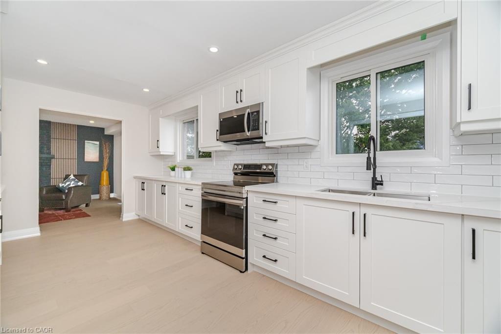 2392 Arnold Crescent, Burlington, ON - Indoor Photo Showing Kitchen With Upgraded Kitchen