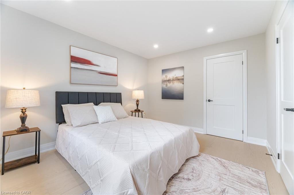 2392 Arnold Crescent, Burlington, ON - Indoor Photo Showing Bedroom