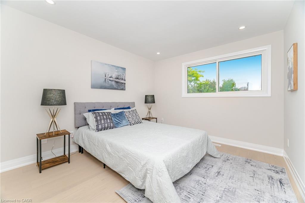 2392 Arnold Crescent, Burlington, ON - Indoor Photo Showing Bedroom