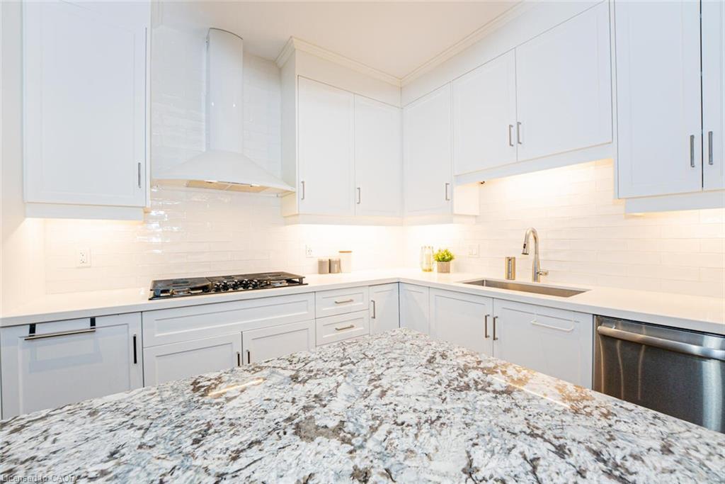 11-2848 King Street, Lincoln, ON - Indoor Photo Showing Kitchen With Upgraded Kitchen