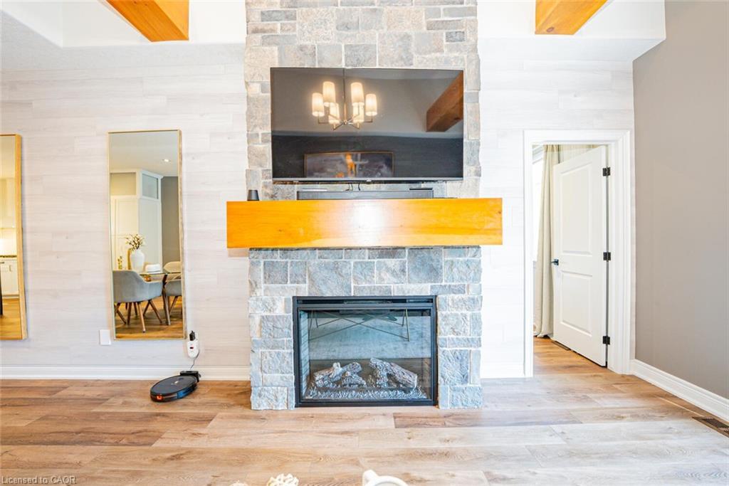11-2848 King Street, Lincoln, ON - Indoor Photo Showing Living Room With Fireplace
