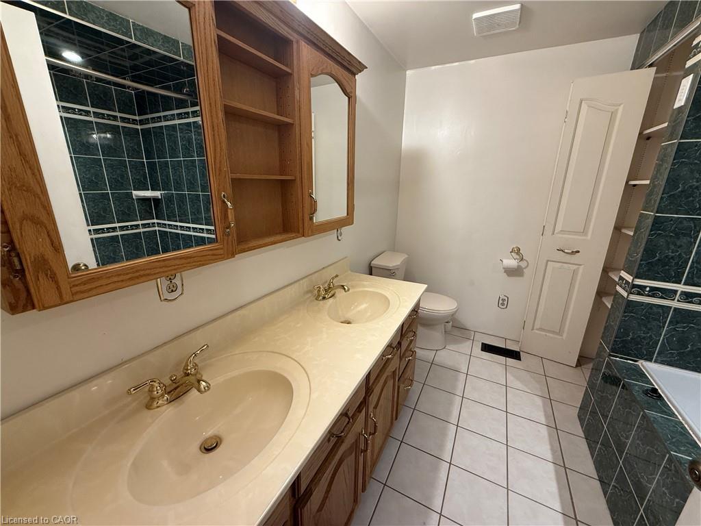 862 West 5Th Street, Hamilton, ON - Indoor Photo Showing Bathroom