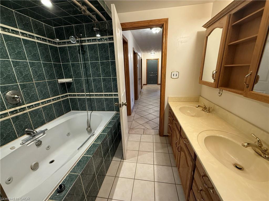 862 West 5Th Street, Hamilton, ON - Indoor Photo Showing Bathroom