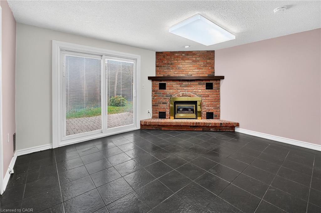 21-178 Scott Street, St. Catharines, ON - Indoor Photo Showing Living Room With Fireplace