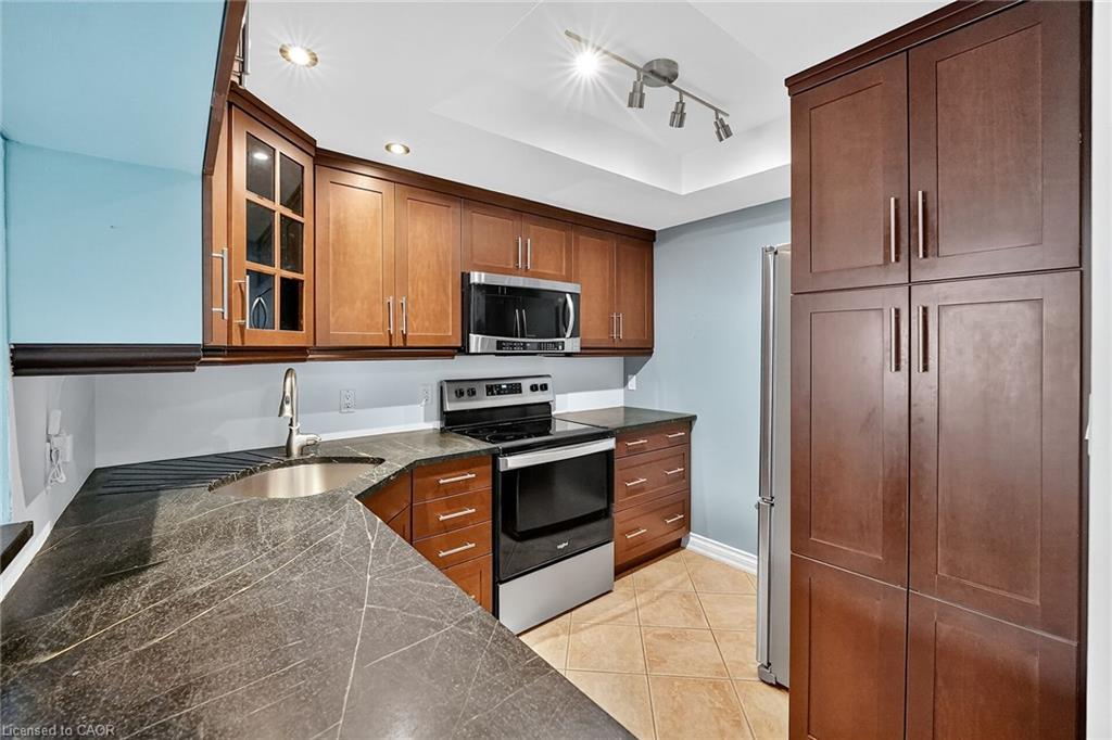 21-178 Scott Street, St. Catharines, ON - Indoor Photo Showing Kitchen