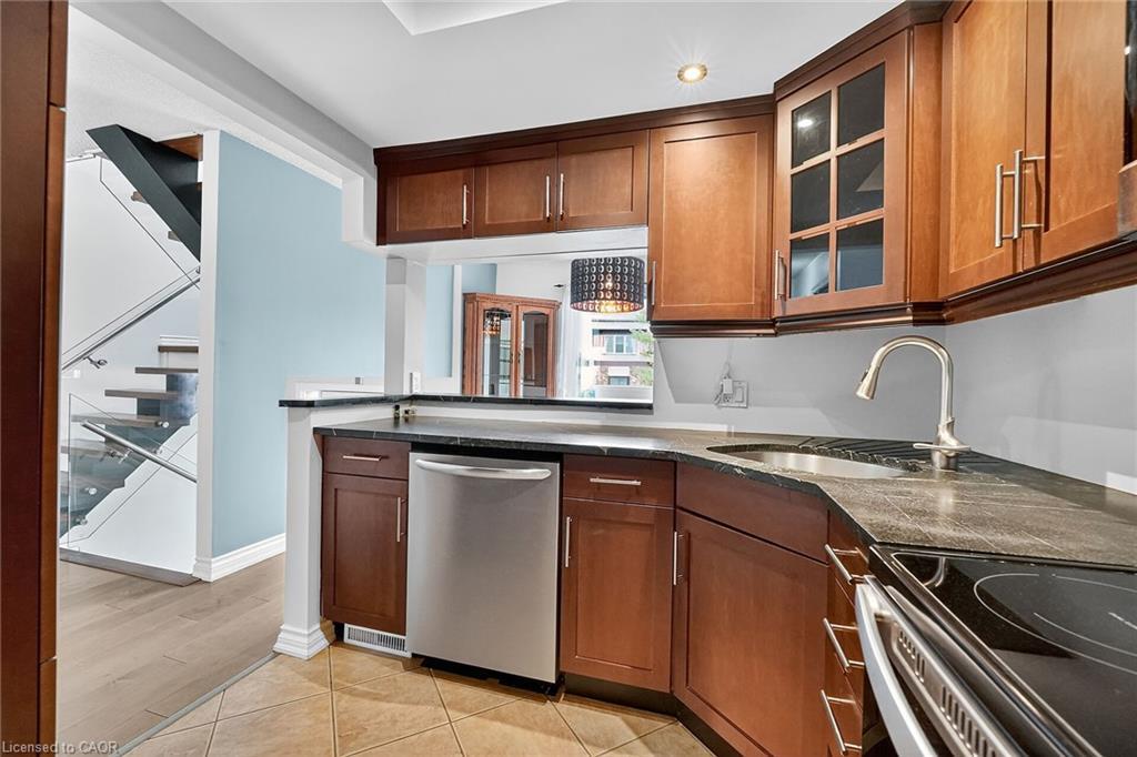21-178 Scott Street, St. Catharines, ON - Indoor Photo Showing Kitchen