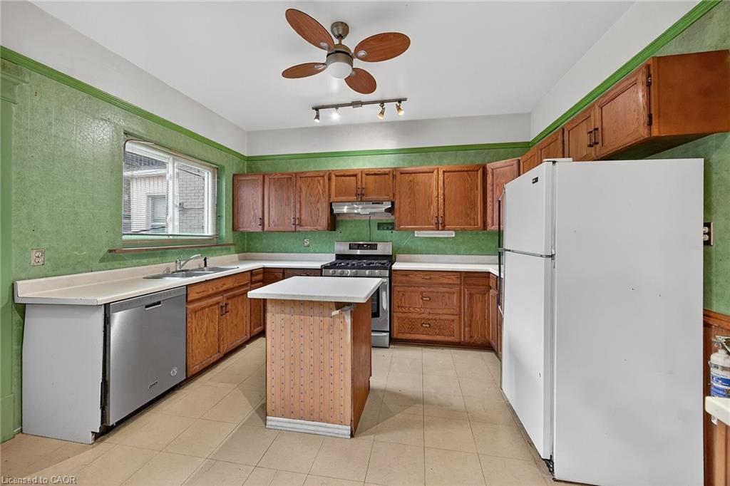 91 Spadina Avenue, Hamilton, ON - Indoor Photo Showing Kitchen