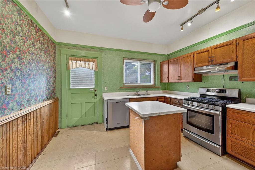 91 Spadina Avenue, Hamilton, ON - Indoor Photo Showing Kitchen