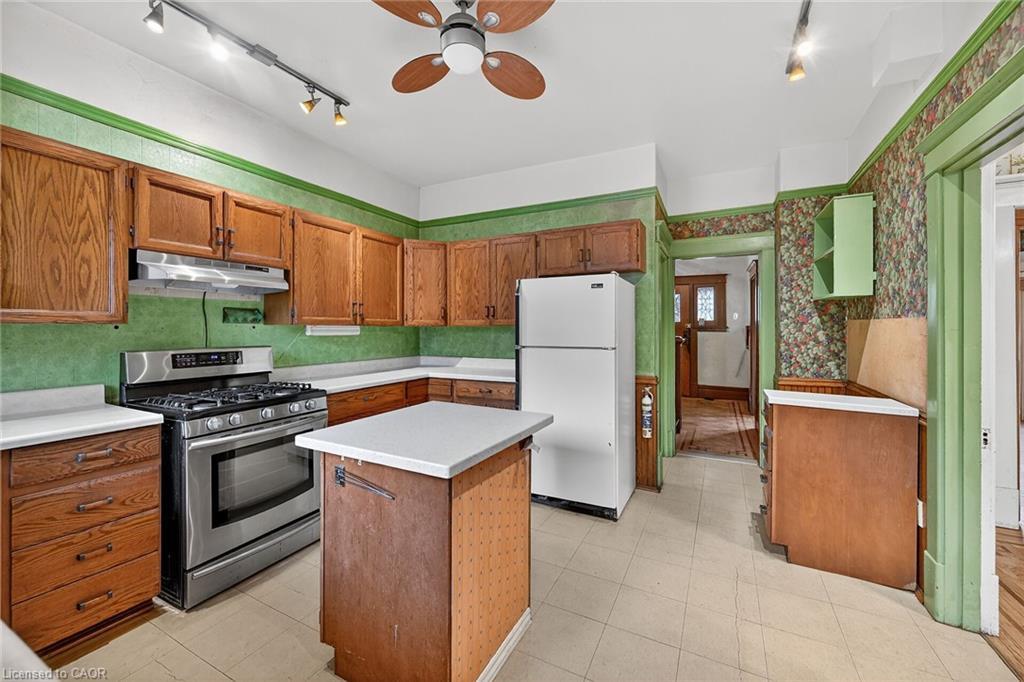 91 Spadina Avenue, Hamilton, ON - Indoor Photo Showing Kitchen