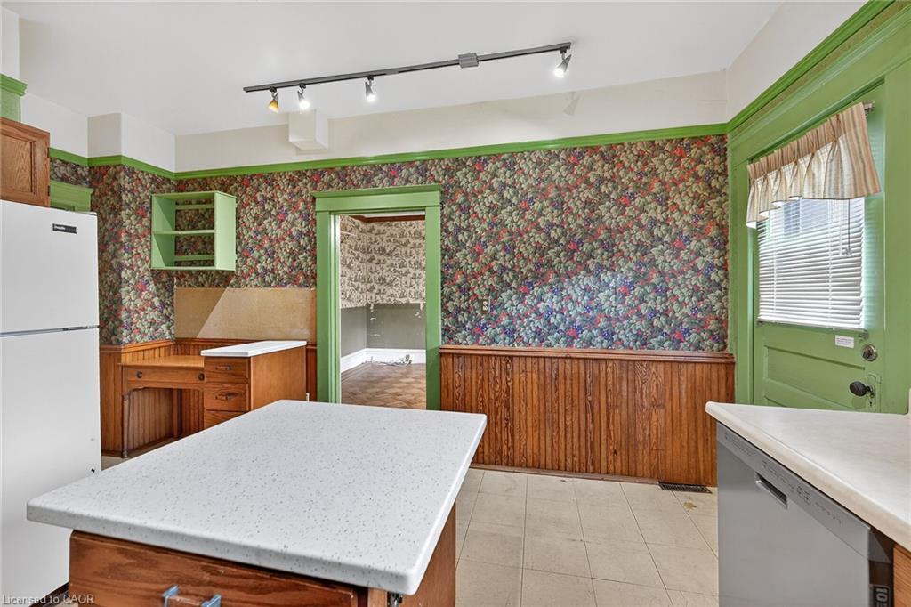 91 Spadina Avenue, Hamilton, ON - Indoor Photo Showing Kitchen
