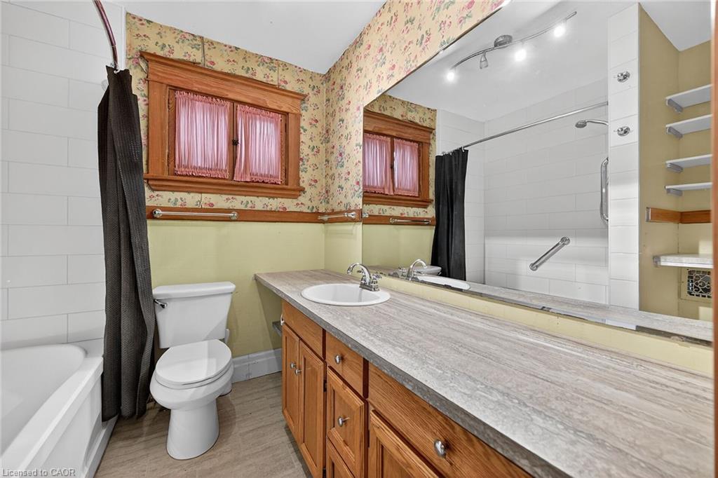 91 Spadina Avenue, Hamilton, ON - Indoor Photo Showing Bathroom
