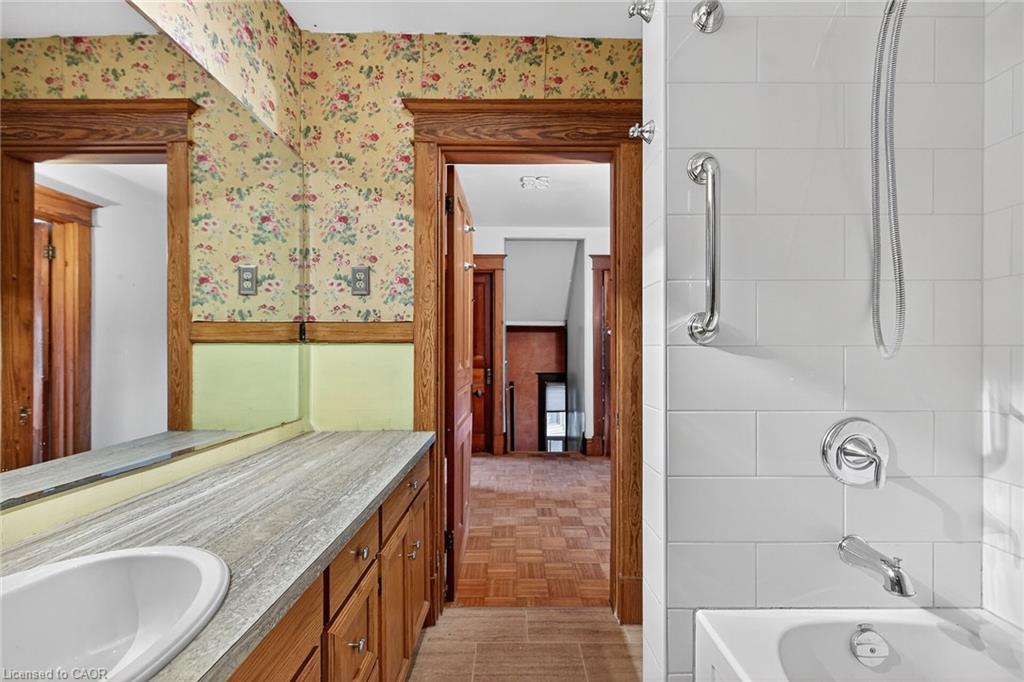 91 Spadina Avenue, Hamilton, ON - Indoor Photo Showing Bathroom
