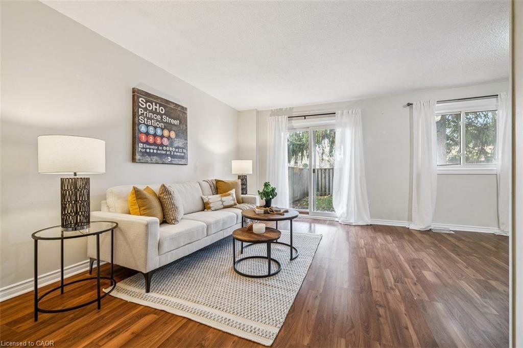 17-1455 Garth Street, Hamilton, ON - Indoor Photo Showing Living Room