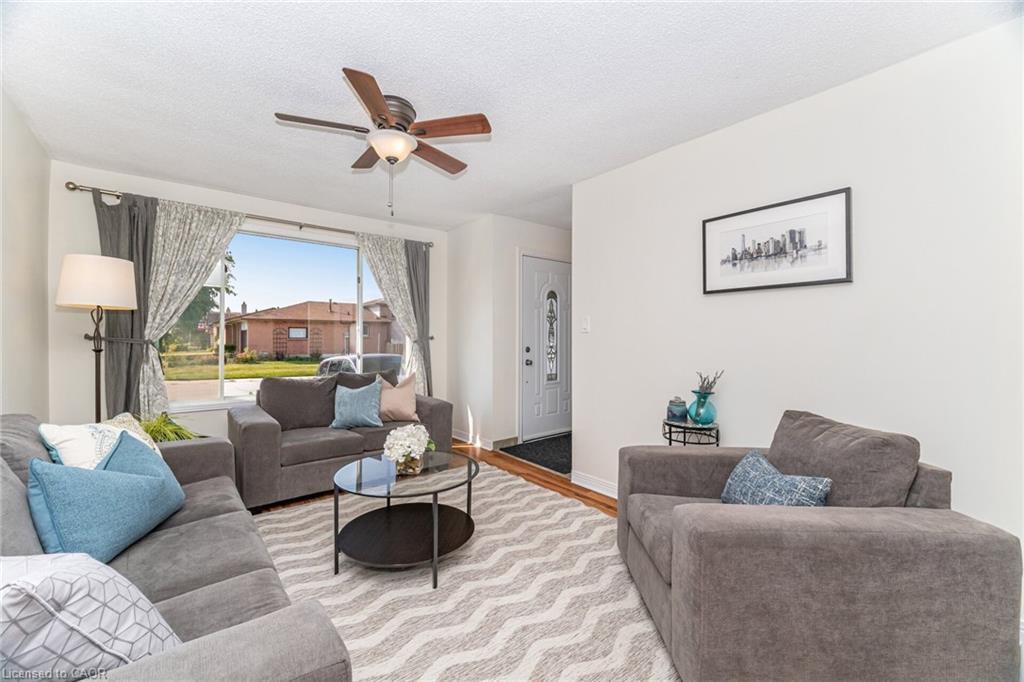 225 Golfwood Drive, Hamilton, ON - Indoor Photo Showing Living Room