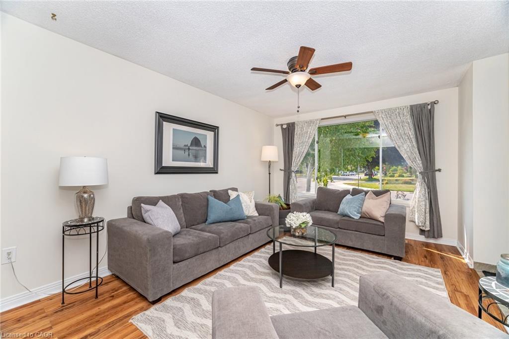 225 Golfwood Drive, Hamilton, ON - Indoor Photo Showing Living Room