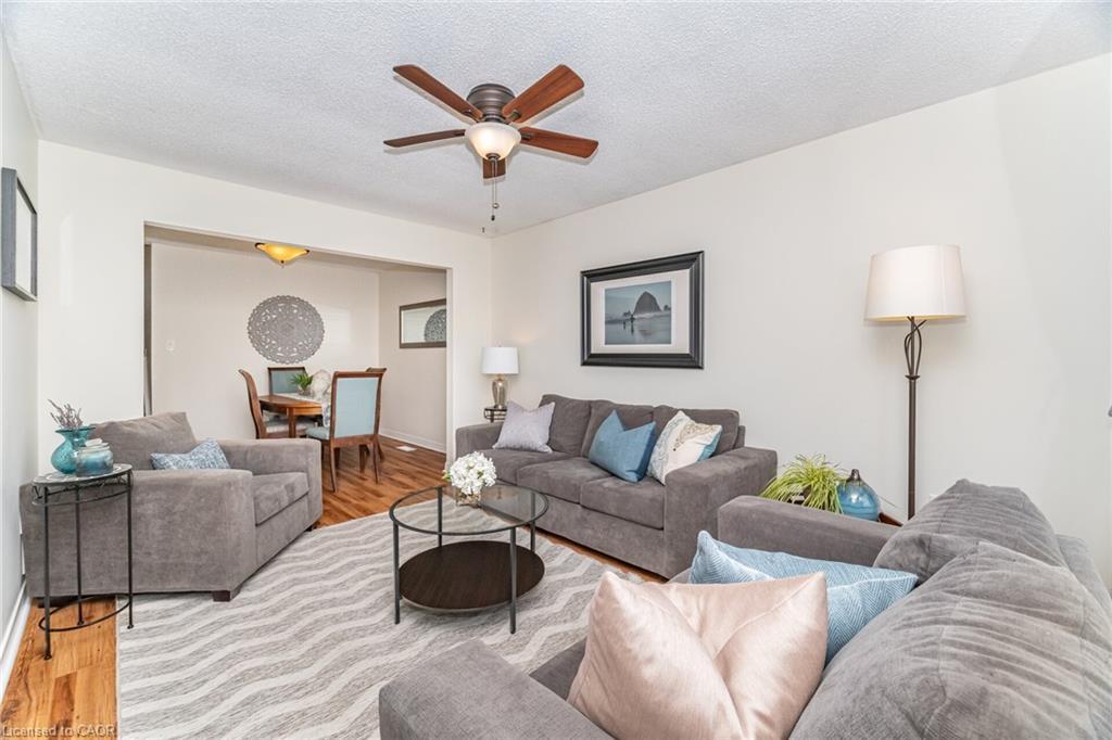 225 Golfwood Drive, Hamilton, ON - Indoor Photo Showing Living Room