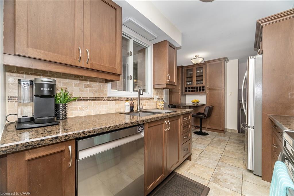 225 Golfwood Drive, Hamilton, ON - Indoor Photo Showing Kitchen