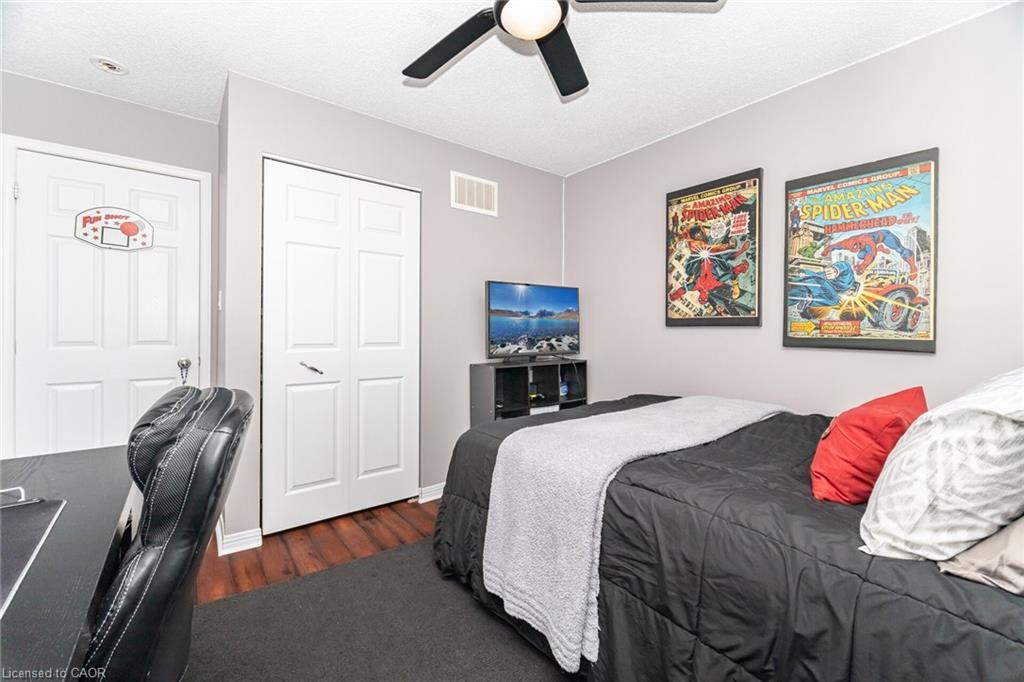 225 Golfwood Drive, Hamilton, ON - Indoor Photo Showing Bedroom