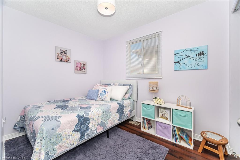 225 Golfwood Drive, Hamilton, ON - Indoor Photo Showing Bedroom