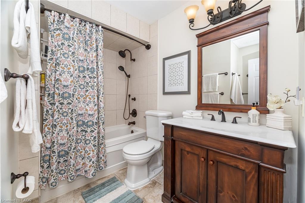 225 Golfwood Drive, Hamilton, ON - Indoor Photo Showing Bathroom