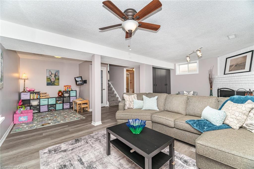 225 Golfwood Drive, Hamilton, ON - Indoor Photo Showing Living Room