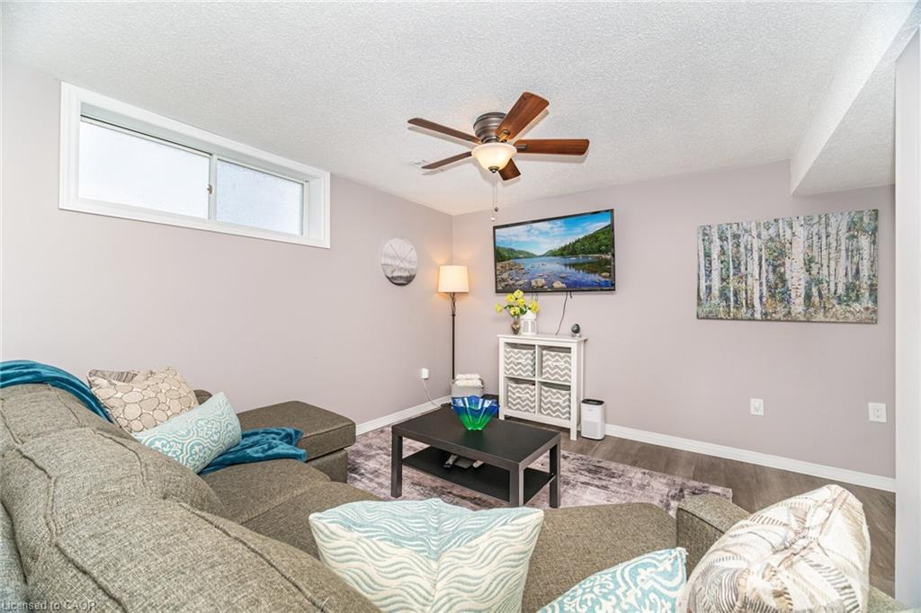 225 Golfwood Drive, Hamilton, ON - Indoor Photo Showing Living Room