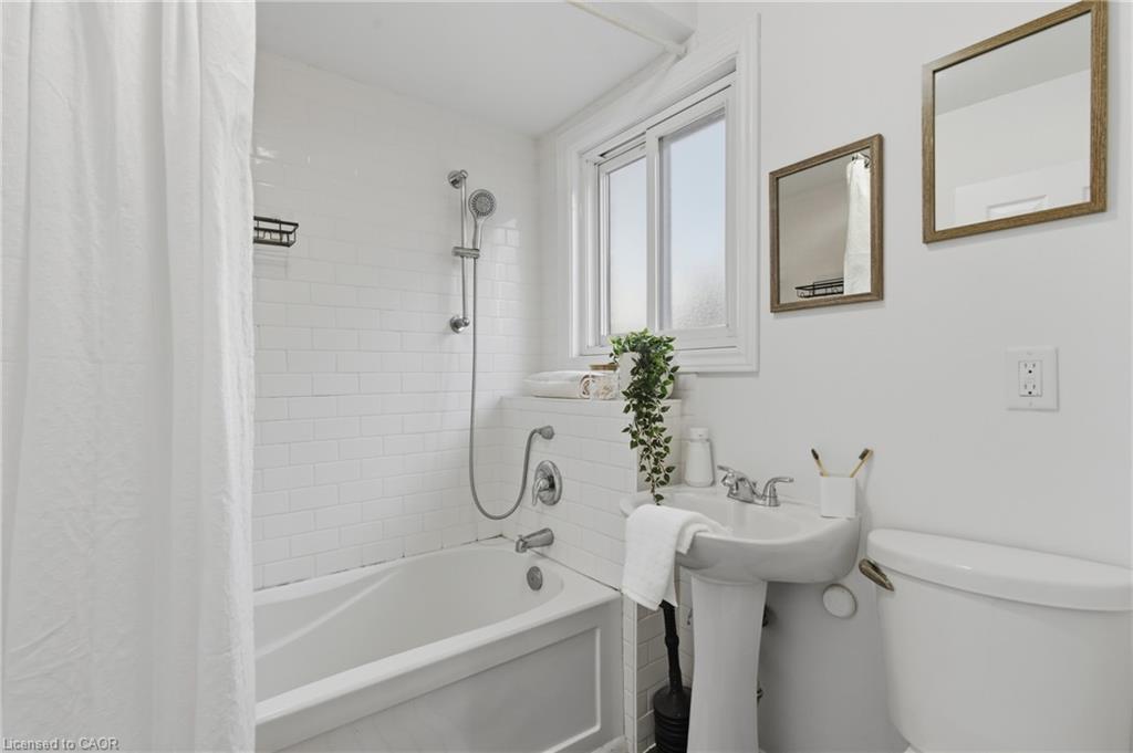 70 Rosemont Avenue, Hamilton, ON - Indoor Photo Showing Bathroom