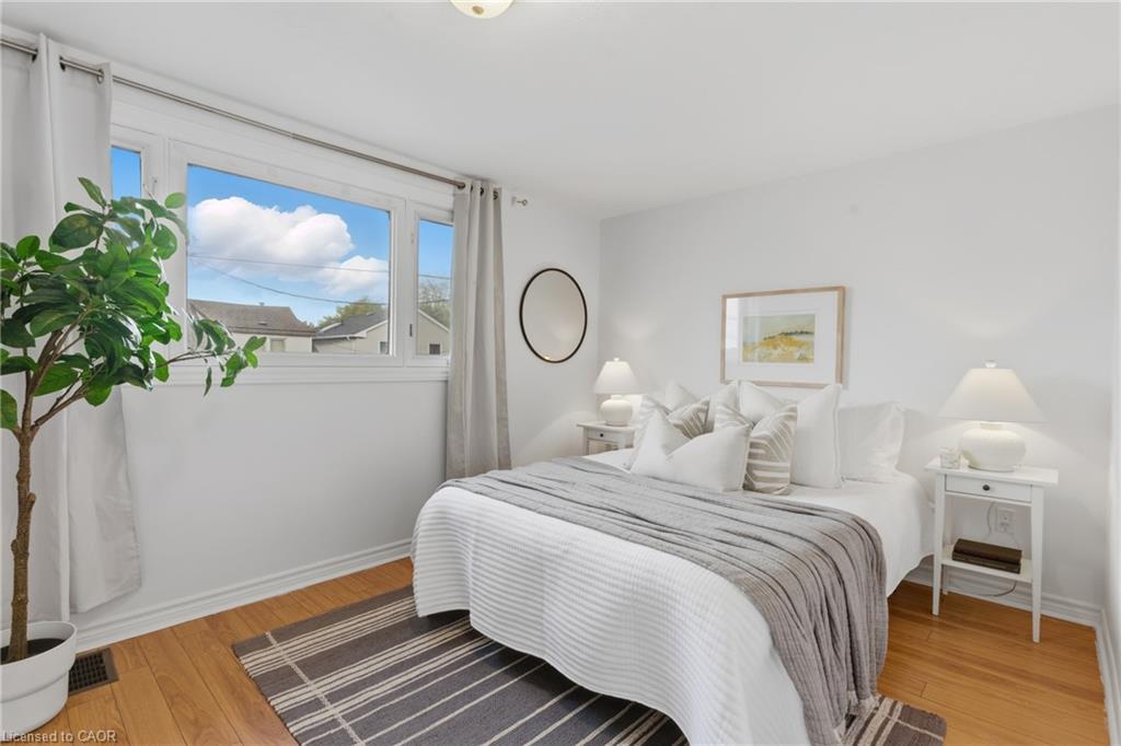 70 Rosemont Avenue, Hamilton, ON - Indoor Photo Showing Bedroom