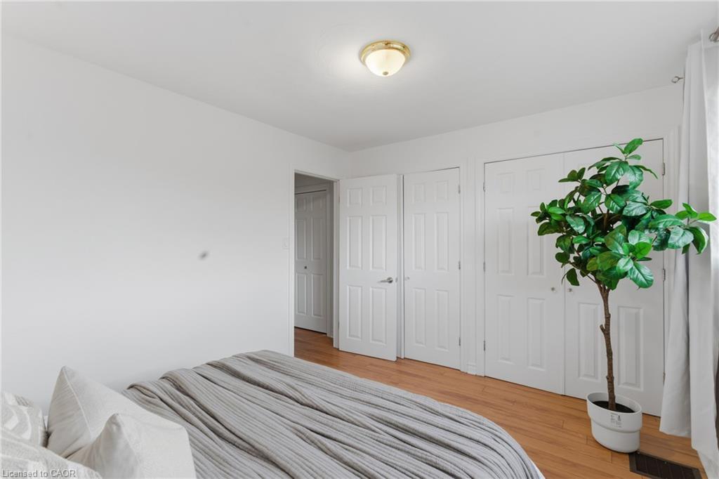 70 Rosemont Avenue, Hamilton, ON - Indoor Photo Showing Bedroom