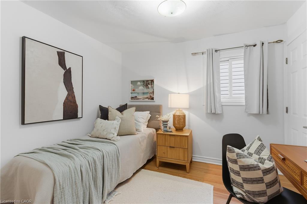 70 Rosemont Avenue, Hamilton, ON - Indoor Photo Showing Bedroom