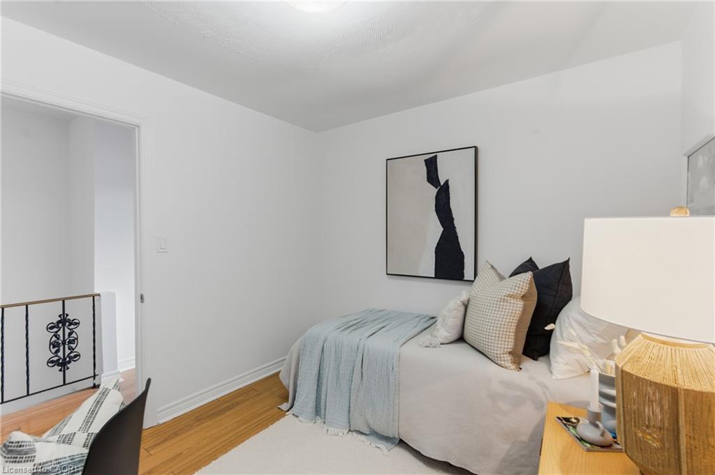 70 Rosemont Avenue, Hamilton, ON - Indoor Photo Showing Bedroom