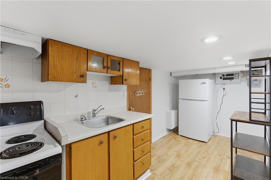 70 Rosemont Avenue, Hamilton, ON - Indoor Photo Showing Kitchen
