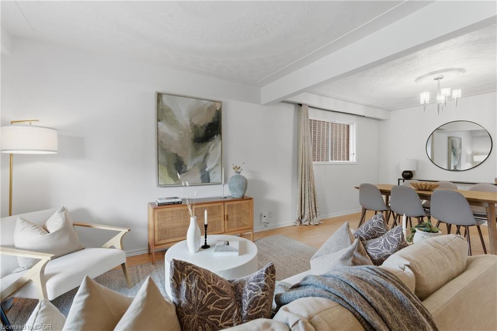 70 Rosemont Avenue, Hamilton, ON - Indoor Photo Showing Living Room