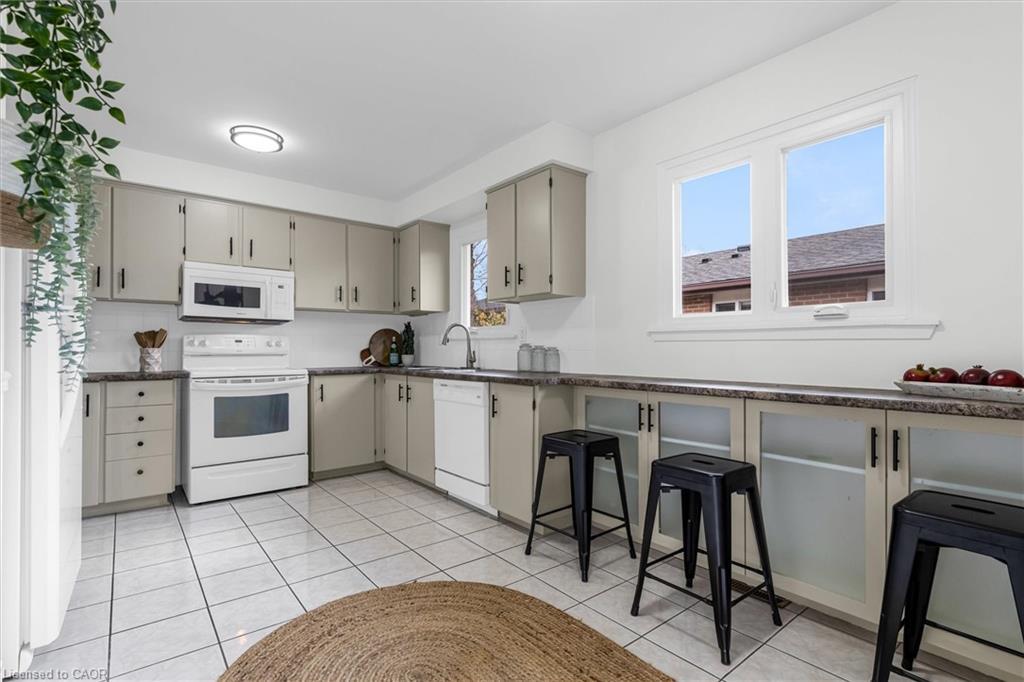3096 Palmer Drive, Burlington, ON - Indoor Photo Showing Kitchen