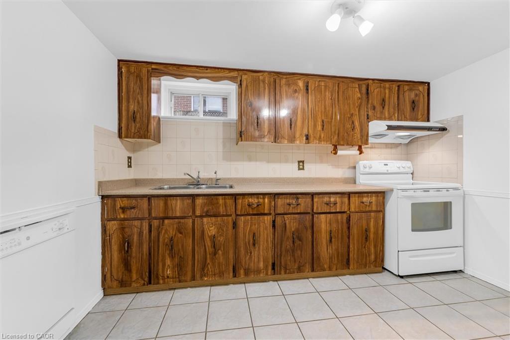 3096 Palmer Drive, Burlington, ON - Indoor Photo Showing Kitchen With Double Sink