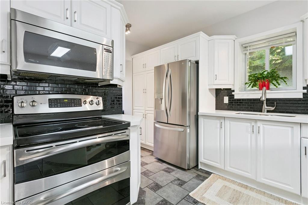 132 Queen Street W, Cambridge, ON - Indoor Photo Showing Kitchen