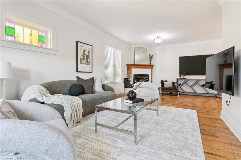 132 Queen Street W, Cambridge, ON - Indoor Photo Showing Living Room