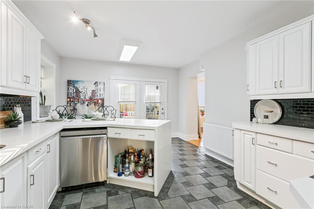 132 Queen Street W, Cambridge, ON - Indoor Photo Showing Kitchen