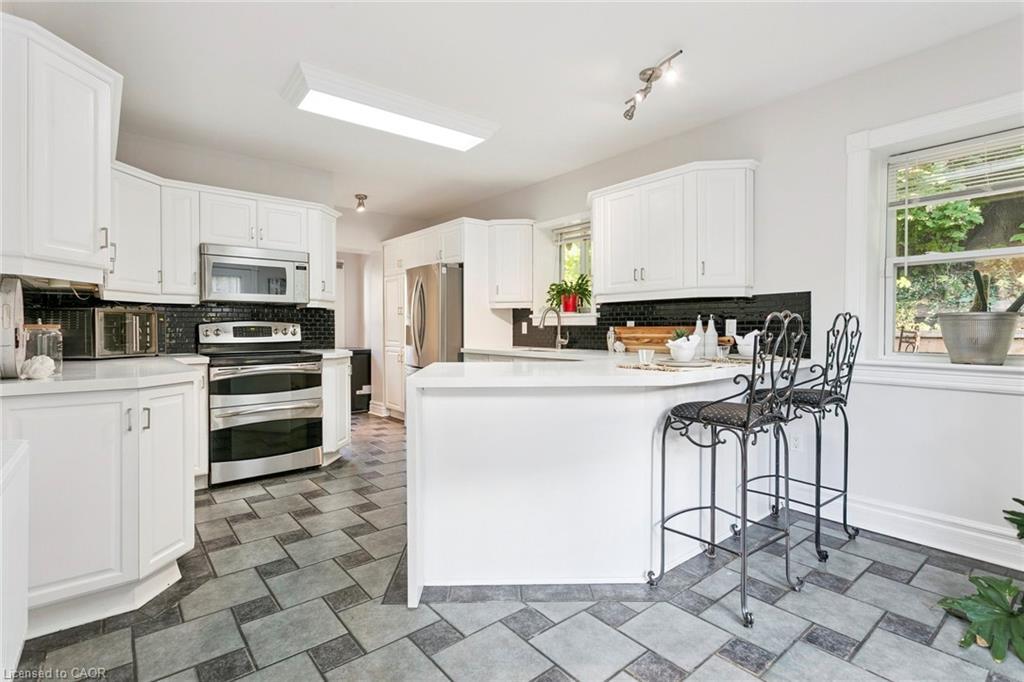 132 Queen Street W, Cambridge, ON - Indoor Photo Showing Kitchen
