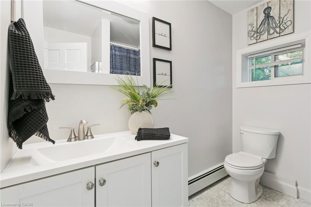 132 Queen Street W, Cambridge, ON - Indoor Photo Showing Bathroom